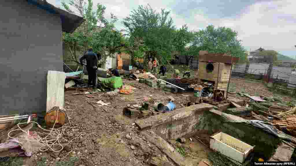 705 турак жайдын короолорун суу каптап, 17 үйдү суу басты. Үч турак жай авариялык абалга кептелип, атайын комиссия 12 турак үй капиталдык оңдоого муктаж экенин аныктады. 15 чакырымдан ашуун ички чарбалык жол, 10 ички көпүрө, айыл чарба жерлери жабыркады. Жалал-Абад.