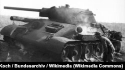 Німецький солдат оглядає підбитий радянський танк, липень 1943 року