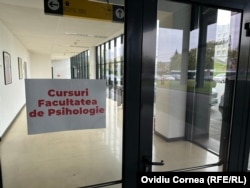 Afiş pe una din uşile de intrare în stadionul Cluj Arena. Din acest an studenţii de la Facultatea de Psihologie din UBB ţin cursuri aici. Drumul până la sala de conferinţe e un mi labirint, marcat însă cu afişe pe tot traseul.