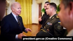 Президент США Джо Байден (ліворуч) спілкується з очільником Головного управління розвідки (ГУР) Міноборони України Кирилом Будановим. Вашингтон, 21 вересня 2023 року