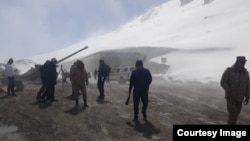 Кар көчкүнү атайылап атып түшүрүү иштери. Сүрөт ӨКМге таандык.