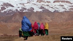 شماری از زنان در قریه شهیدان ولایت بامیان