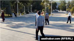 Garaşsyzlyk baýramynda paýtagyň "Aşgabat" seýilgähinde kän adam görünmeýär.