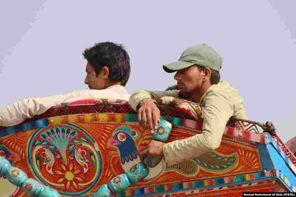 اقدام پاکستان برای اخراج پناهجویان غیر قانونی از این کشور با انتقاداتی از سوی ادارات ملل متحد، گروه های حقوق بشری و حکومت طالبان به همراه شده است در برخی از گزارش ها گفته شده که در حال حاضر در افغانستان میلیون ها تن امنیت غذایی ندارند و با ورود موجی از پناهجویان از پاکستان وضعیت در این کشور بدتر خواهد شد