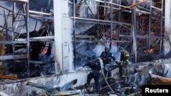 Пожежники працюють на місці авіаудару у Харкові, Україна, 25 травня 2024 року