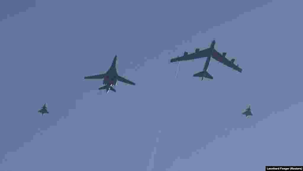Американский Lancer (в центре слева) и Stratofortress (в центре справа) в сопровождении двух шведских истребителей Gripen пролетают над Стокгольмом, 6 марта 2024 года. Полёт над шведской столицей был частью совместных учений Вооружённых сил США и Швеции &nbsp;