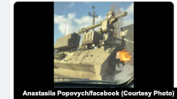 Скріншот з відео, коли в російський БТР влучають «коктейлем Молотова»