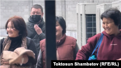 Кемпир-Абад иши боюнча камалган аялдар: Гүлнара Журабаева, Клара Сооронкулова жана Рита Карасартова. Биринчи Май райондук соту, 17-февраль, 2023-жыл