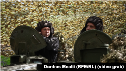 Валентин (ліворуч) та «Мольфар» (праворуч), танкісти 22-ї окремої механізованої бригади ЗСУ