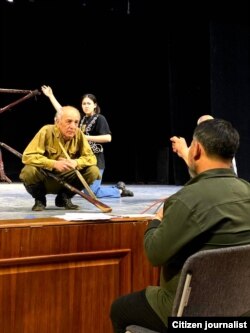 Режиссер Назым Мендебаиров спекталге даярдык учурунда актер-актрисаларга ролду түшүндүрүп жаткан кези.