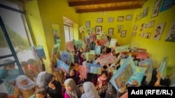 دانش آموزانی که در مرکز هنری یار مصروف آموزش هستند می‌گویند که برای آنها مضامین مختلف مکتب هم آموزش داده می‌شود.