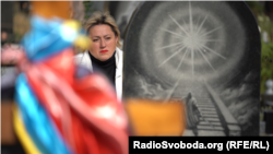 Неля Шастун, мати загиблого військового Ігоря Шастуна на могилі у сина. Білогородка, Київcька область