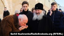 Віряни і митрополит УПЦ (МП) Павло (Петро Лебідь) з охороною на території Києво-Печерської лаври. Київ, 30 березня 2023 року