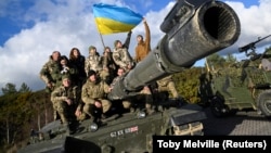 Միացյալ Թագավորություն - Ուկրաինացի զինվորականները բրիտանական Challenger 2 տանկի վրա, փետրվար, 2023թ.