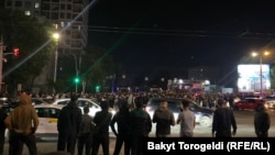 18-майга караган түндө чогулгандар. Бишкек. 