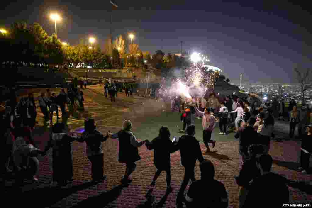 Eýranlylar el-ele berip, gijäniň ýaryna çenli aýdym aýdyp, tans edýärler. BMG-niň ynsan hukuklary baradaky Ýokary Komissarlygynyň 8-nji martda aýan eden hasabatynda, Eýrandaky &quot;parahatçylykly protestleriň basylyp ýatyrylmagynyň&quot; we &quot;aýal-gyzlara garşy institusional kemsitmeleriň&quot; adam hukuklarynyň bozulmagyna getirendigi, olaryň käbiriniň &quot;adamzada edilen jenaýatdygy&quot; aýdylýar.