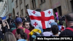 Ցուցարարները Վրաստանի խորհրդարանի դիմաց, Թբիլիսի, 28-ը մայիսի, 2024թ.