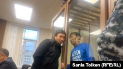На слушании по делу марафонца и активиста Марата Жыланбаева (за стеклянным ограждением) в суде в Астане. 30 октября 2023 года
