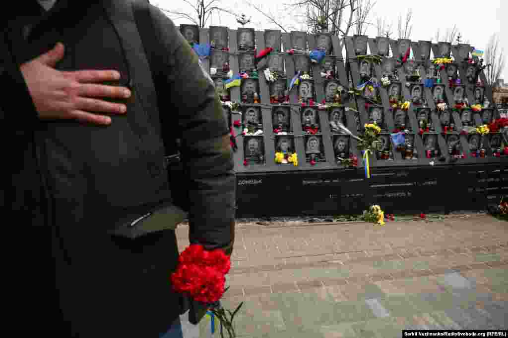 Лунає гімн України