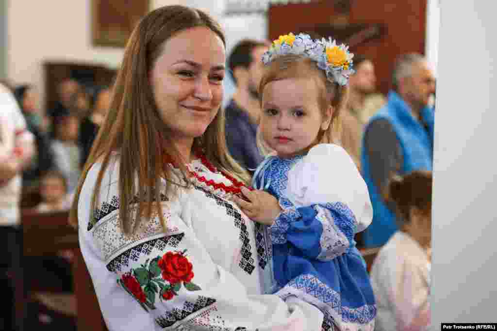 Почти все прихожане были одеты в традиционную украинскую одежду, что создавало атмосферу особого торжества и единства