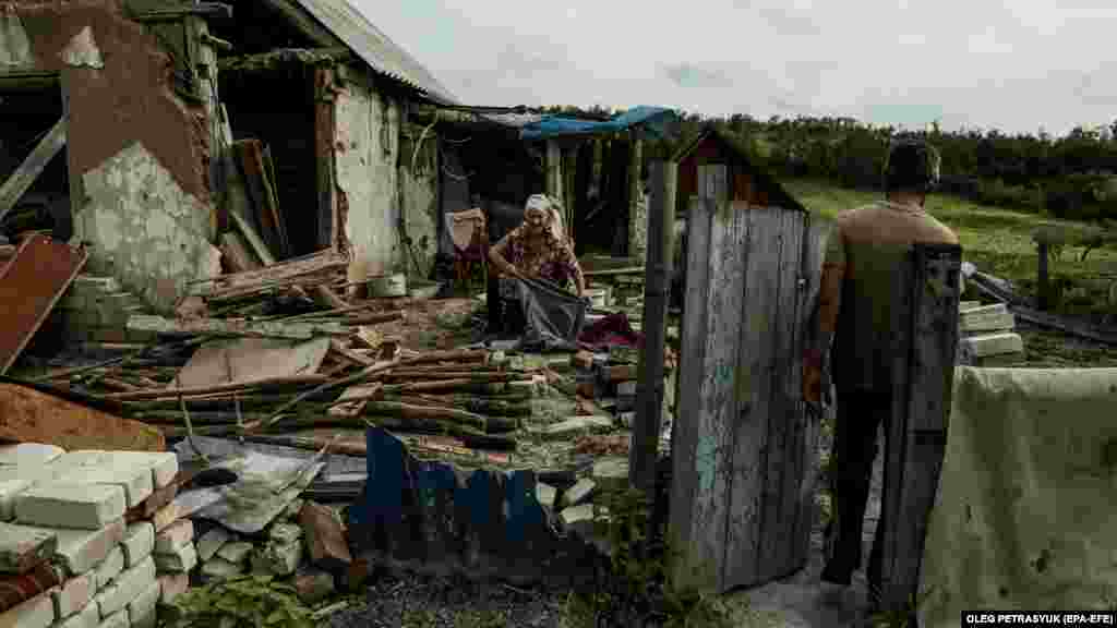 Микола та його 92-річна мати Ніна (на фото ліворуч) пережили два місяці окупації влітку 2022 року, покладаючись на харчові пайки від російських солдатів. &laquo;Нам дали цигарки і сухі пайки, включно з м&rsquo;ясними консервами, &ndash; каже чоловік. &ndash; Головне було мати щось для мами&raquo;