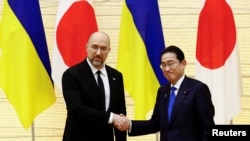 Прем'єр-міністри України та Японії Денис Шмигаль (л) та Фуміо Кісіда