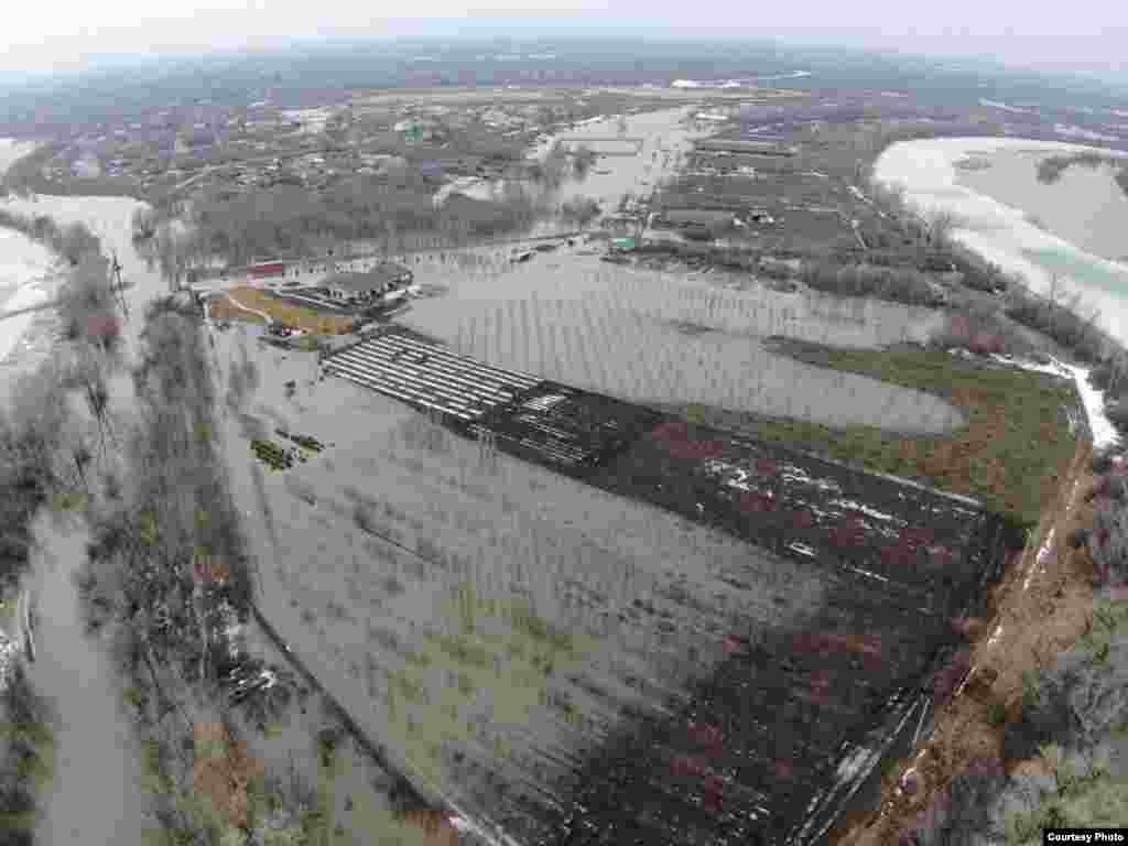 Казакъстанның Уральски шәһәре янында Чаган елгасы ташу