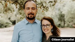 رایان کوربت شهروند امریکایی که در افغانستان زندانی است. او در این عکس با همسرش انا کوربت دیده می شود.