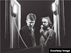 Журналіст Михайло Рамач з сербським політиком-демократом Зораном Джиндичем. Джиндич став прем’єр-міністром Сербії, але був вбитий в Белграді в березні 2003 року. У вбивстві підозрювали лояльних до Слободана Мілошевича силовиків