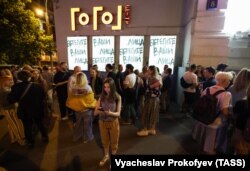 Зрители у театра "Гоголь-Центр" после окончания последнего спектакля в сезоне "Я не участвую в войне. К 100-летию Юрия Левитанского". Июнь 2022 года