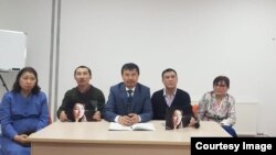 Тіркелмеген "Атажұрт" партиясының өкілдері Астанада баспасөз жиынын өткізіп отыр. 26 ақпан 2023 жыл. 