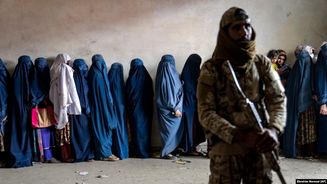 طالبان با تسلط به قدرت در افغانستان محدودیت های فراوانی بر زنان و دختران وضع کرده اند