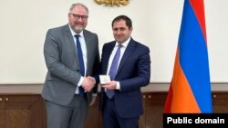 Ռոնան լը Գլյոյին և Սուրեն Պապիկյանը Պաշտպանության նախարարությունում, 30-ը ապրիլի, 2024թ․