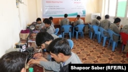 نوجوانان سرگرم کار روی ماشین های اند که موسسه جرمنی برای آموزش به آنان فراهم کرده است