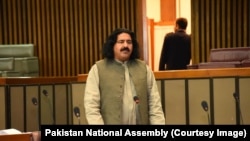 علی وزیر یکی از اعضای اسبق پارلمان پاکستان و از اعضای ارشد جنبش تحفظ پشتون که در بازداشت به سر می برد