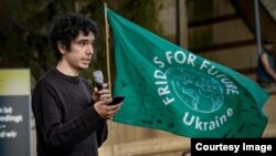 Аршак Микичян на митинге в Берлине. Фотограф Florian König.