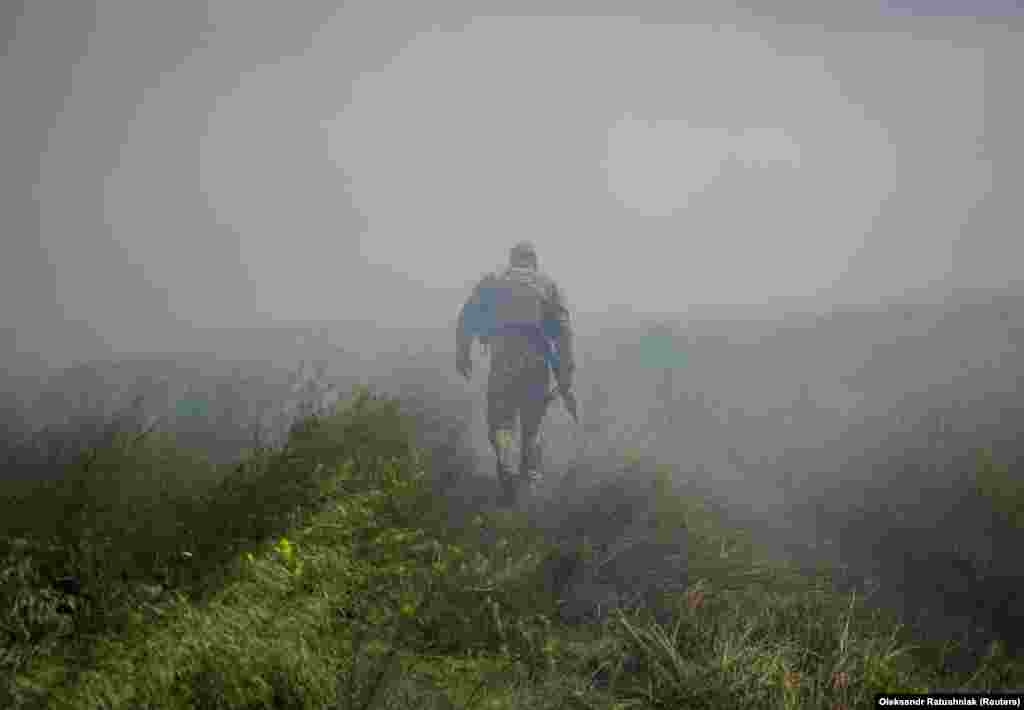 Украинский военный покидает освобождённое село. Вдали слышен грохот артиллерии. Москва не признала каких-либо успехов Украины, а президент России Владимир Путин заявил 13 июня, что пока не видит необходимости в новой мобилизации для противостояния украинскому контрнаступлению, которое началось на прошлой неделе&nbsp;