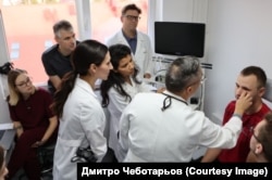 Дмитро Чеботарьов на консультації з лікарями після поранення