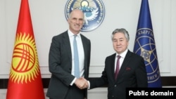 Тышкы иштер министри Жээнбек Кулубаев жана Лео Докерти.  
