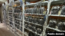 Майнинг ферманын жабдуулары. Сүрөт УКМКга таандык. 