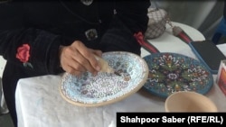 دختران با ذوق و اشتیاق فراوان به آموختن میناکاری روی ظروف سفالی ادامه می دهند و کار های تجربی نیز انجام می دهند