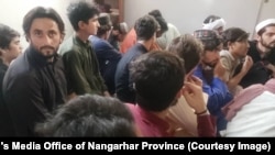 تعداد زیادی از کسانی که بازداشت شده اند میگویند که اسناد اقامت و ویزه دارند