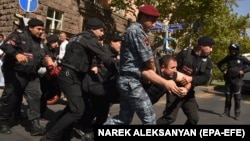 Հայաստան - Ոստիկանները բերման են ենթարկում ցուցարարին, Երևան, 22-ը սեպտեմբերի, 2024թ.