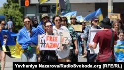 Понад сотня близьких та рідних військових вишикувались вздовж центрального проспекту міста та скандували «Не мовчи! Полон вбиває!», «Поверніть героїв додому!», «Маріуполь два роки в полоні!» та інші гасла