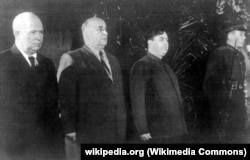 Хрущов, Берія і Маленков біля труни Сталіна. Москва, березнь 1953 року
