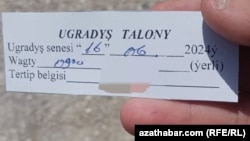 Köýtendagda bir mekdep okuwçysyna gowşurylan Ugradyş talony.
