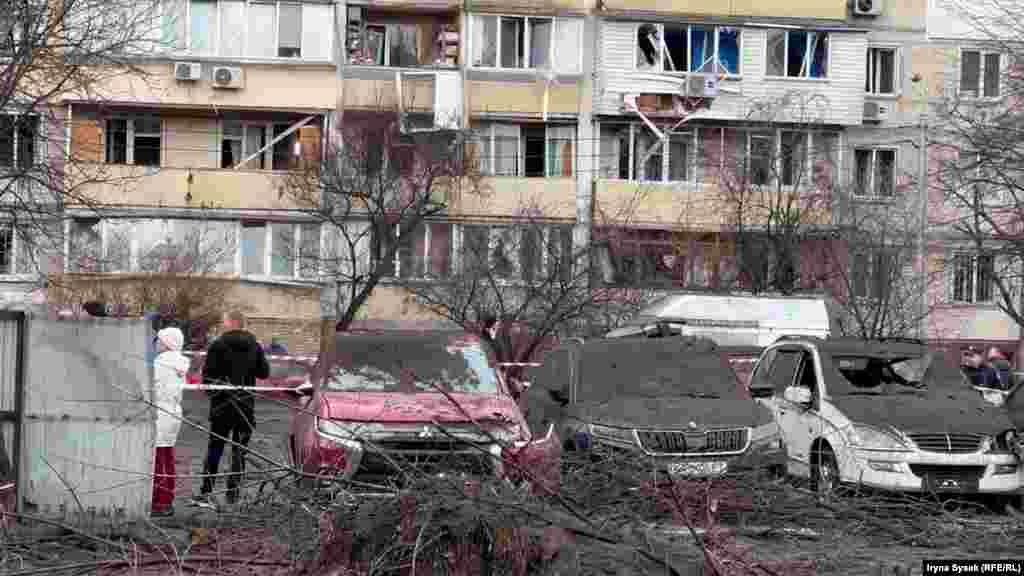 Последствия обстрела: выбитые стёкла в жилом дома