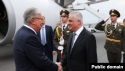 Փոխվարչապետ Մհեր Գրիգորյանը «Զվարթնոց» օդանավակայանում դիմավորում է Կասիմ-Ժոմարտ Տոկաևին, 15-ը ապրիլի, 2024թ․