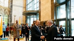 Министр иностранных дел Турции Мевлют Чавушоглу встречает премьер-министр Армении Никола Пашиняна на церемонии инаугурации президента Турции Реджепа Тайипа Эрдогана. Анкара, 3 июня 2023 г.