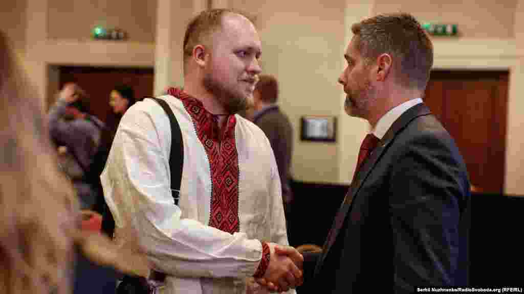 Крістофер В. Сміт, заступник голови Місії США в Україні, із сином загиблої журналістки Радіо Свобода Віри Гирич&nbsp;&ndash; Богданом